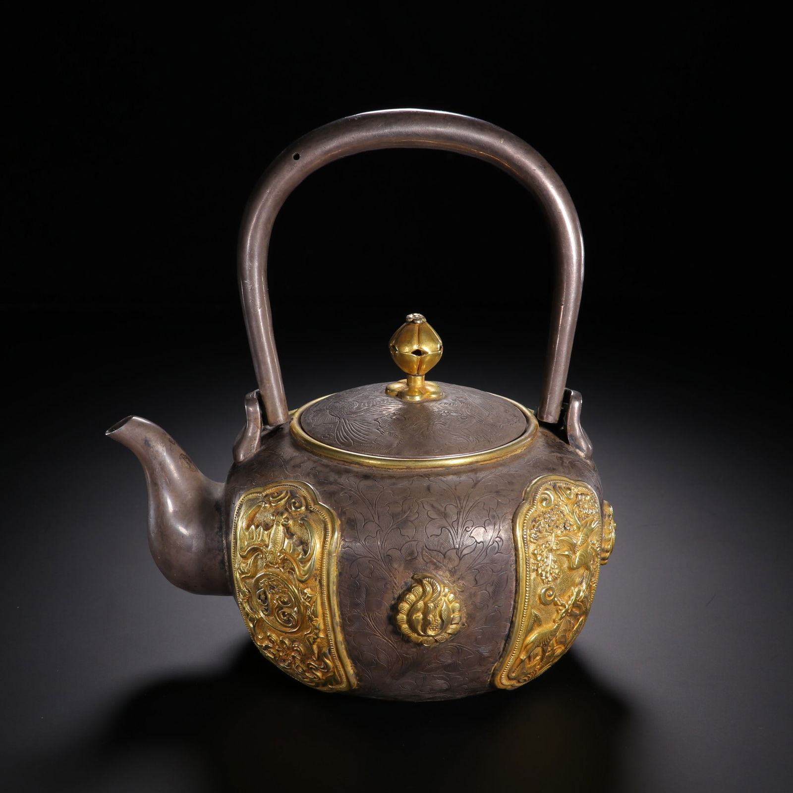 A SILVER-GILT ENGRAVED FLOWER AND BIRD PATTERN EWER: 18cm high, 17cm wide, 650g weight