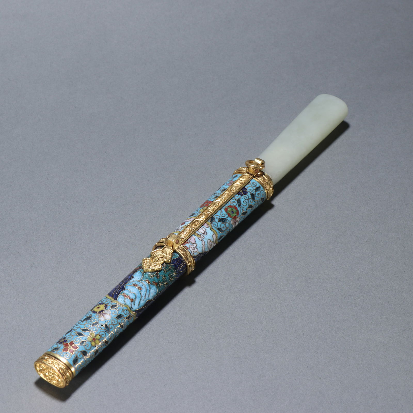 A QING DYNASTY CLOISONNÉ ENAMEL JADE-HANDLED DAGGER: Length 30.7cm, Width 3cm, Weight 357g