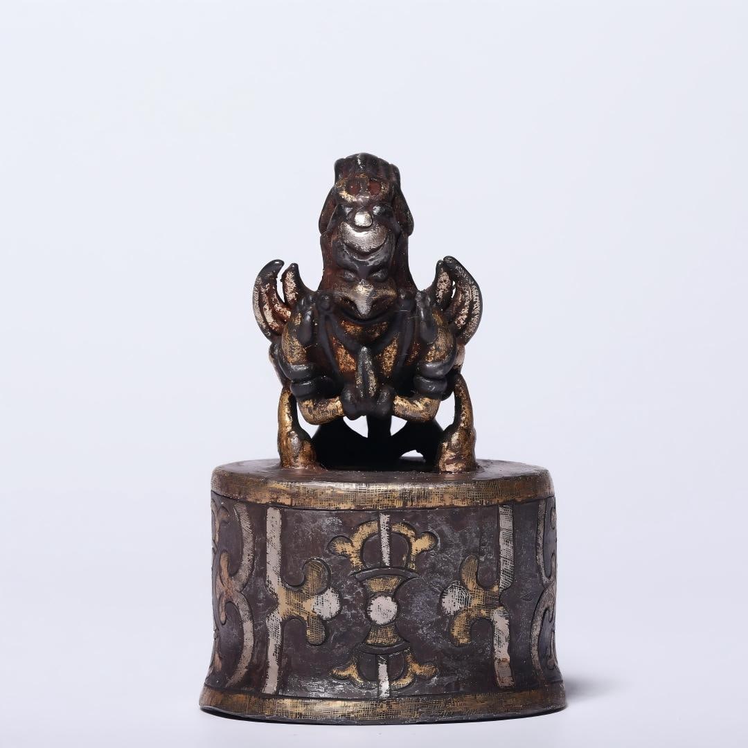 QING DYNASTY, IRON-CUT GOLD GARUDA SEAL: Height 6 cm, Length 3.8 cm, Width 3 cm, Weight 87 g