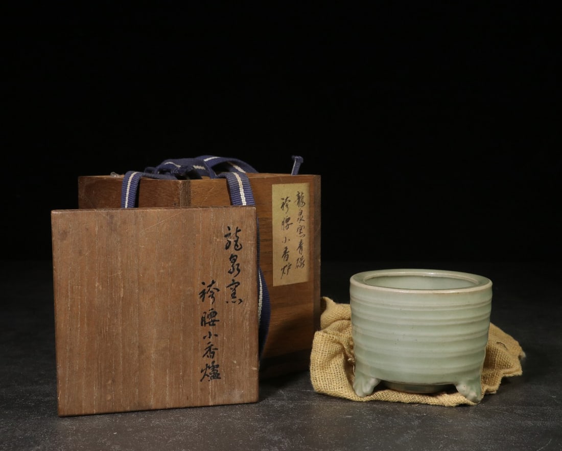 CELADON LONGQUAN KILN SMALL INCENSE BURNER (ORIGINAL WOODEN BOX): Height 6.5 cm, Diameter 6.3 cm, Weight 203.7 g