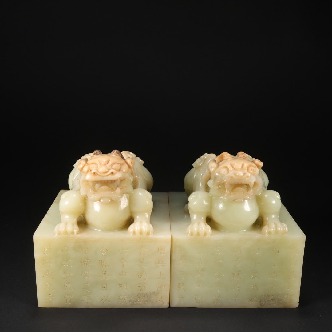 PAIR OF HETIAN JADE BEAST-KNOB SEALS: Length 7.9 cm, width 7.7 cm, height 9.2 cm, total weight of a pair 2255 g