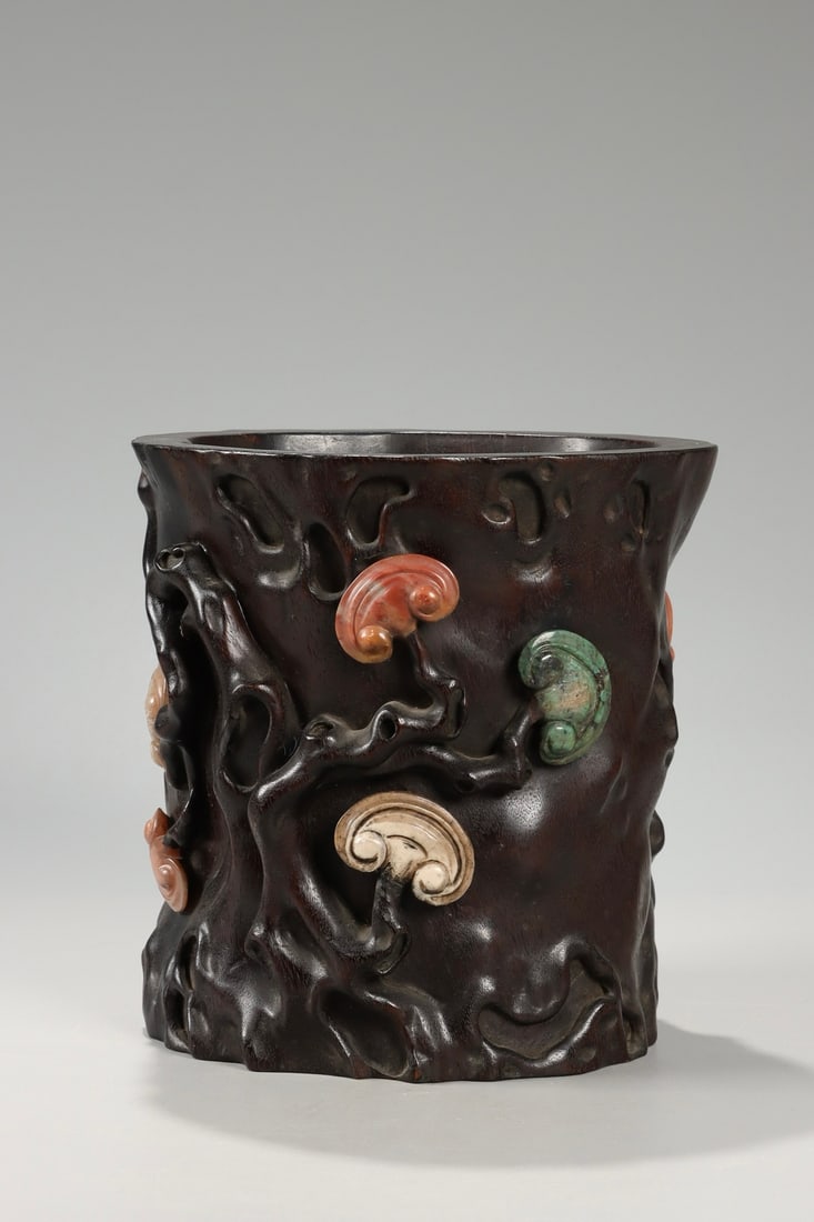 QING DYNASTY SMALL LEAF ROSEWOOD BRUSH POT INLAID WITH MULTI-GEM TREE STUMP AND LINGZHI MUSHROOMS: Height 16.3 cm, width 15.5 cm, weight 1209 g