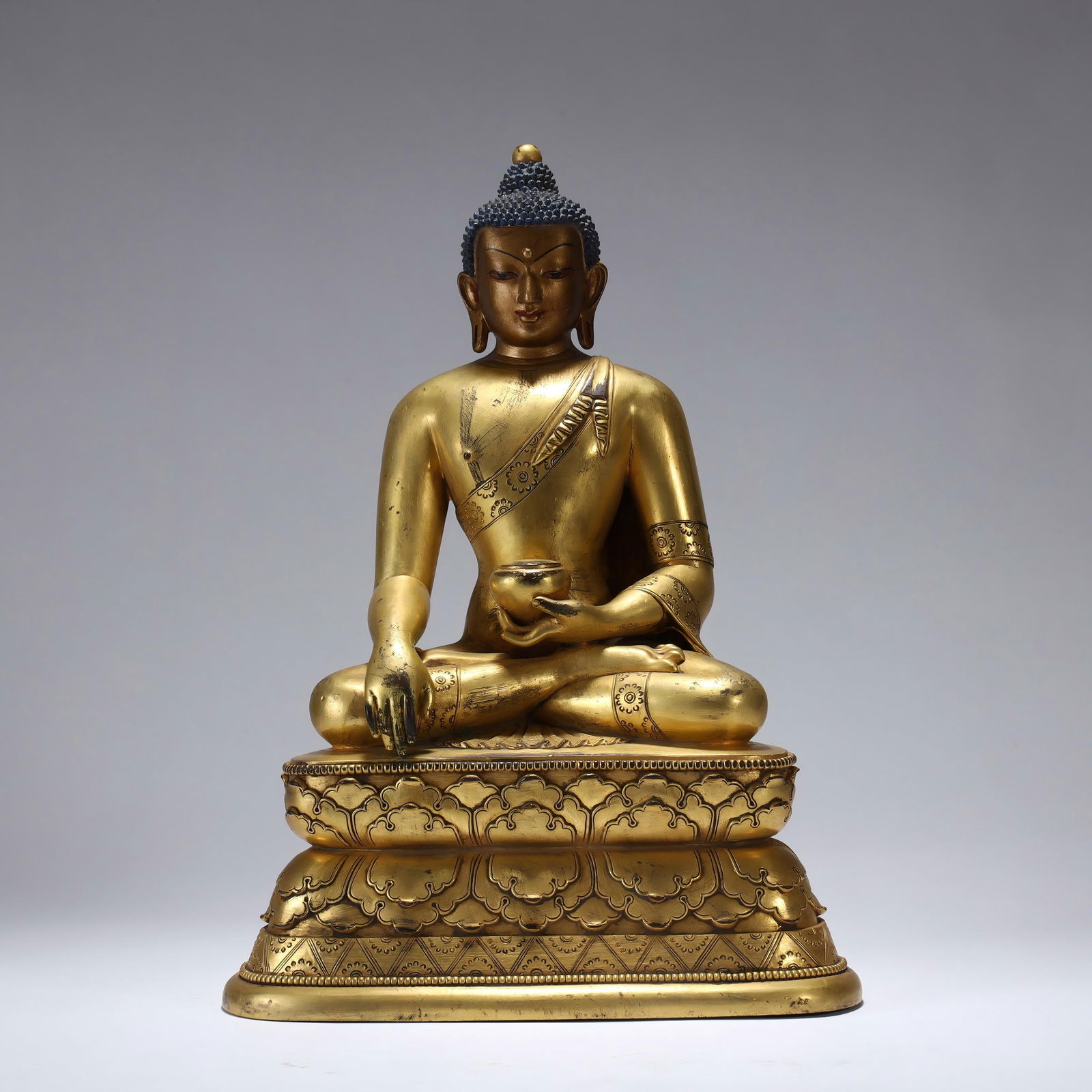 GILT BRONZE SEATED SHAKYAMUNI BUDDHA: Height 26.5cm