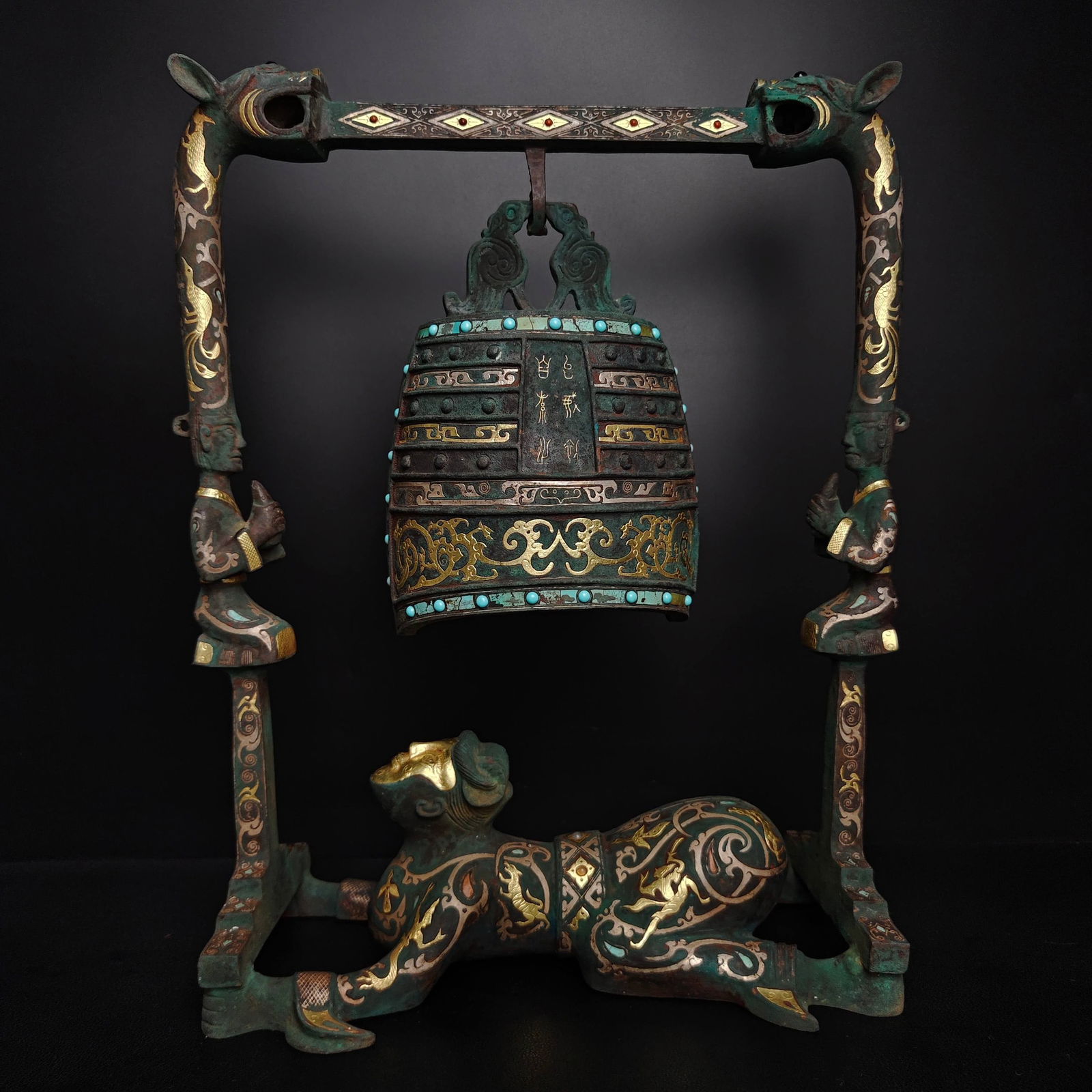 BRONZE INLAID GOLD AND SILVER TURQUOISE HUMAN-SHAPED CLOCK STAND: Height: 41cm Width: 33cm Weight: 6.3kg