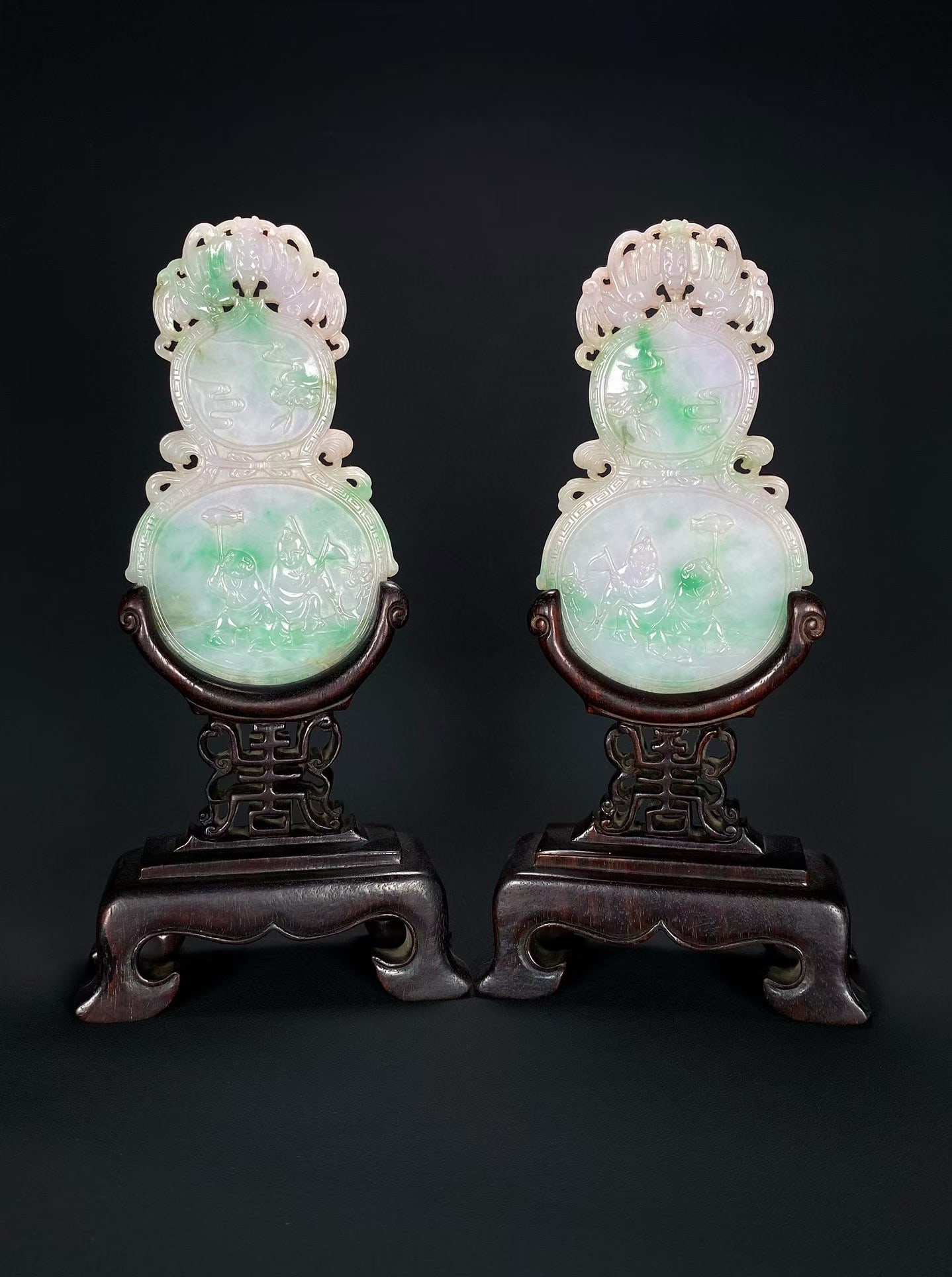 QING DYNASTY QIANLONG PERIOD JADEITE GOURD-SHAPED SCREEN WITH CHILDREN'S PLAY DESIGN (1 of 9)