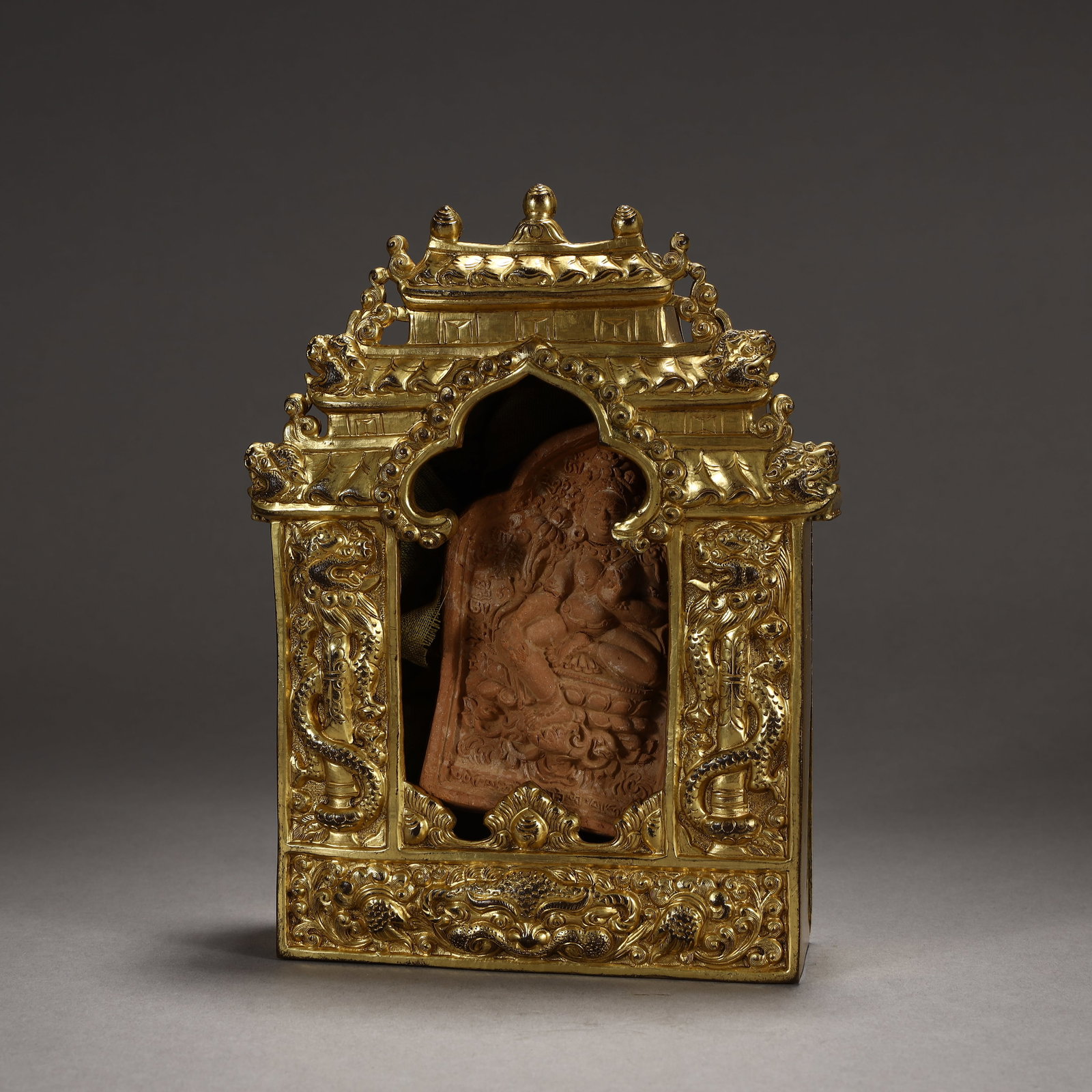 GILT BRONZE GAU (SHAT-SHA) BOX: Height 17.8 cm, Width 13.5 cm