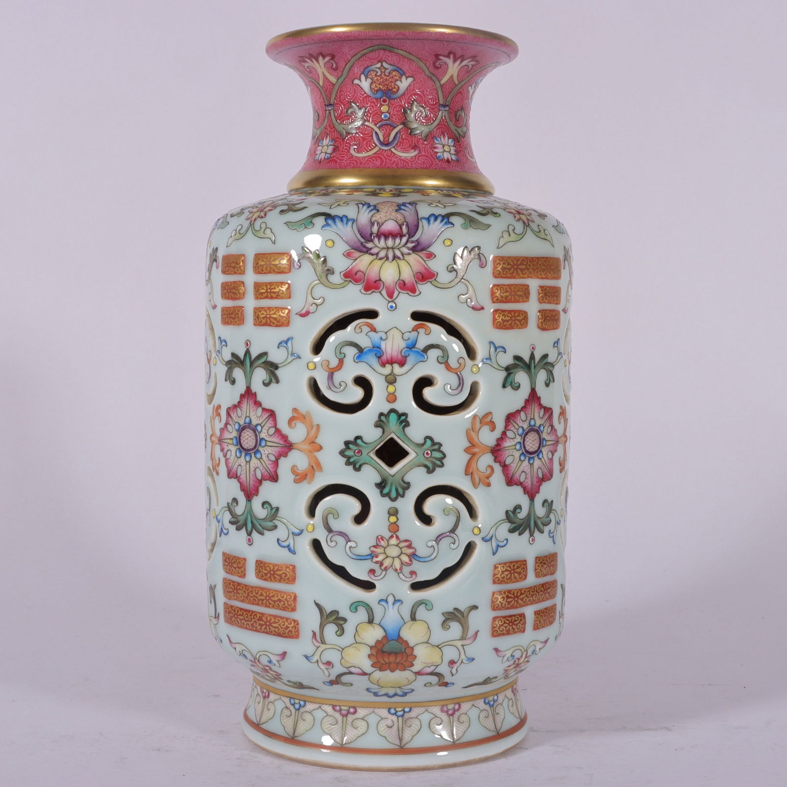 QING DYNASTY QIANLONG PERIOD FAMILLE ROSE CELADON GLAZED GILDED ROUGE RED DAOIST VASE: Height: 24cm, Mouth Diameter: 8cm