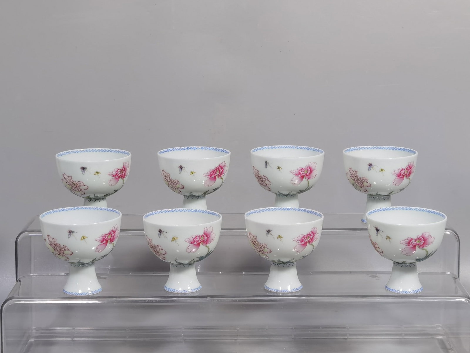 QING DYNASTY YONGZHENG PERIOD FAMILLE ROSE POPPY STEM CUP: Mouth Diameter 4.8cm, Height 5cm