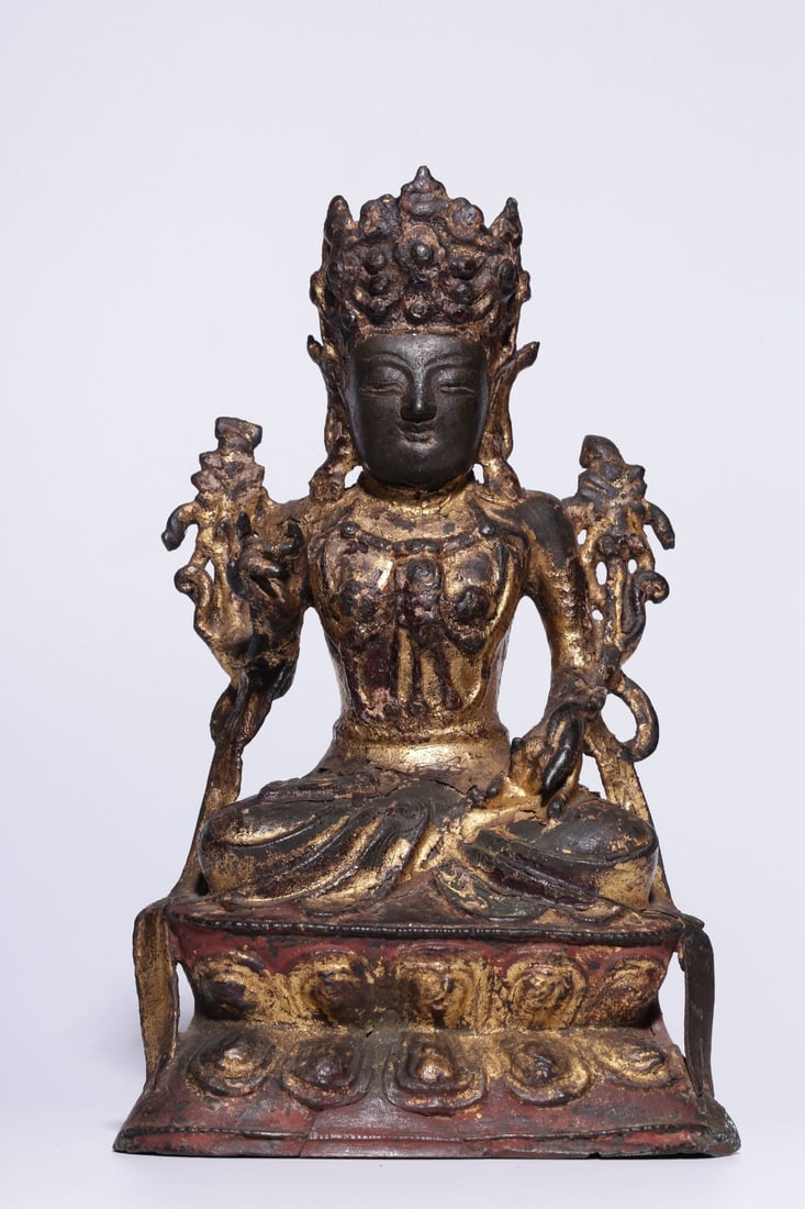 A SEATED GUANYIN STATUE IN LACQUERED BRONZE FROM THE MING DYNASTY. (1 of 9)