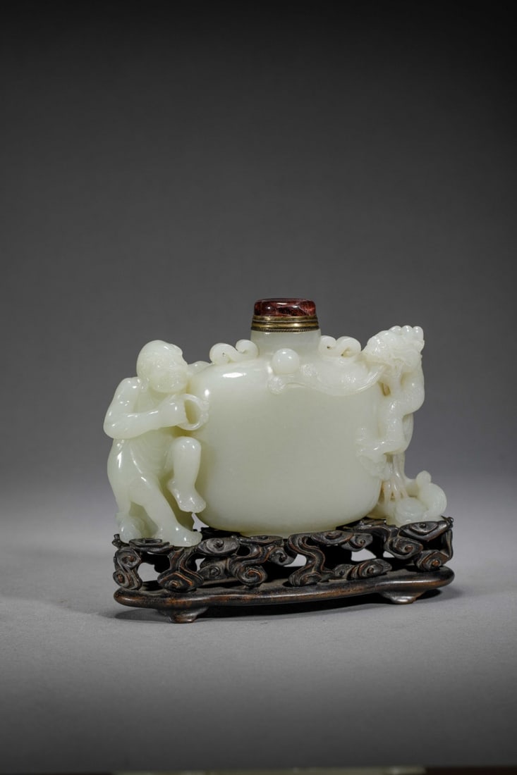 HETIAN JADE LARGE SNUFF BOTTLE - 9