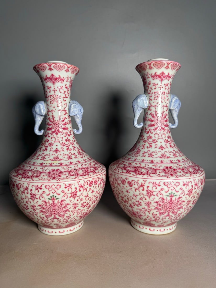 A QIANLONG PERIOD (1736-1745) ROUGE-RED ELEPHANT-TRUNK VASE: H. 23CM