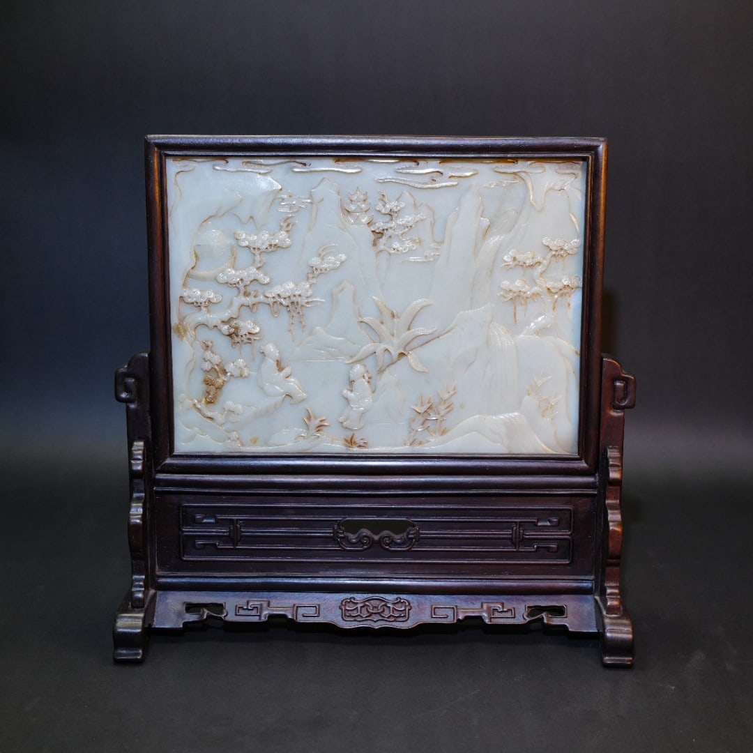JADE PINE TREE WITH POEM AND INSCRIPTION SCREEN ORNAMENT: Length 28.4cm, width 1.9cm, height 21cm, weight 1080g