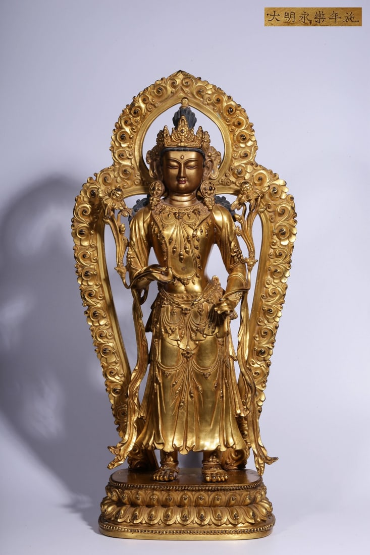 MING DYNASTY GILT BRONZE STANDING GUANYIN WITH LOTUS HALO: H.60CM