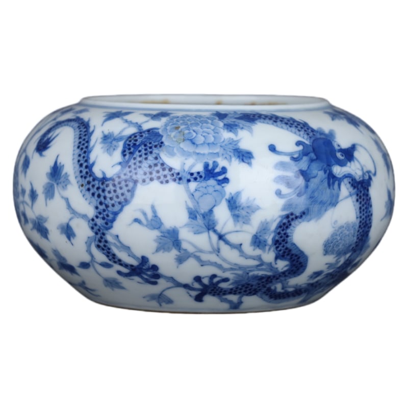 QING DYNASTY KANGXI PERIOD BLUE AND WHITE DRAGON AND PEONY BRUSH WASHER: H. 8.3cm, D 16cm