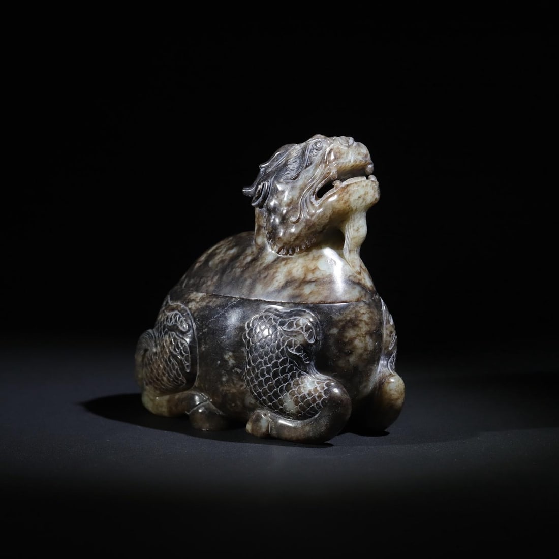 JADE PIXIU ORNAMENT: H. 14.5CM L. 15CM Weight 1195 grams