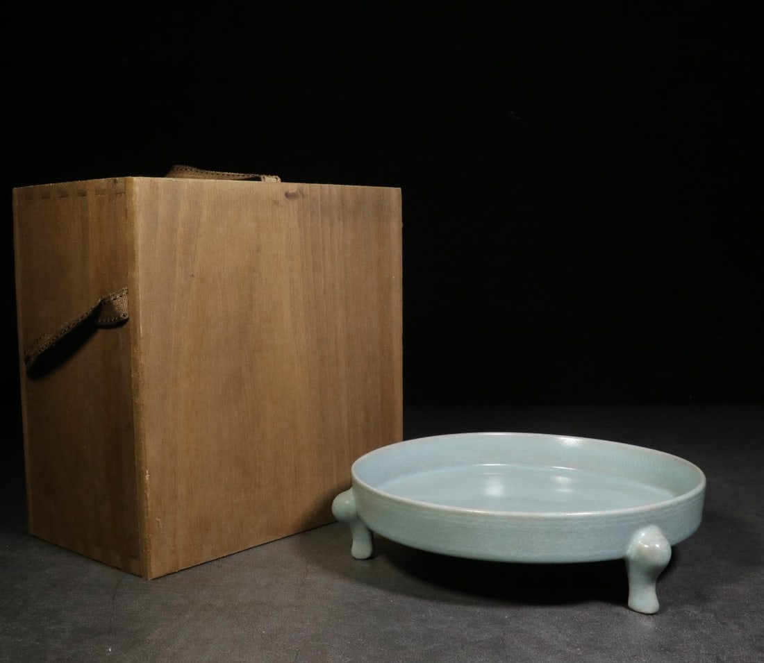 RU WARE TRIPOD PLATE: It is 5.2 cm high, 19.2 cm in diameter, and weighs 405 grams.