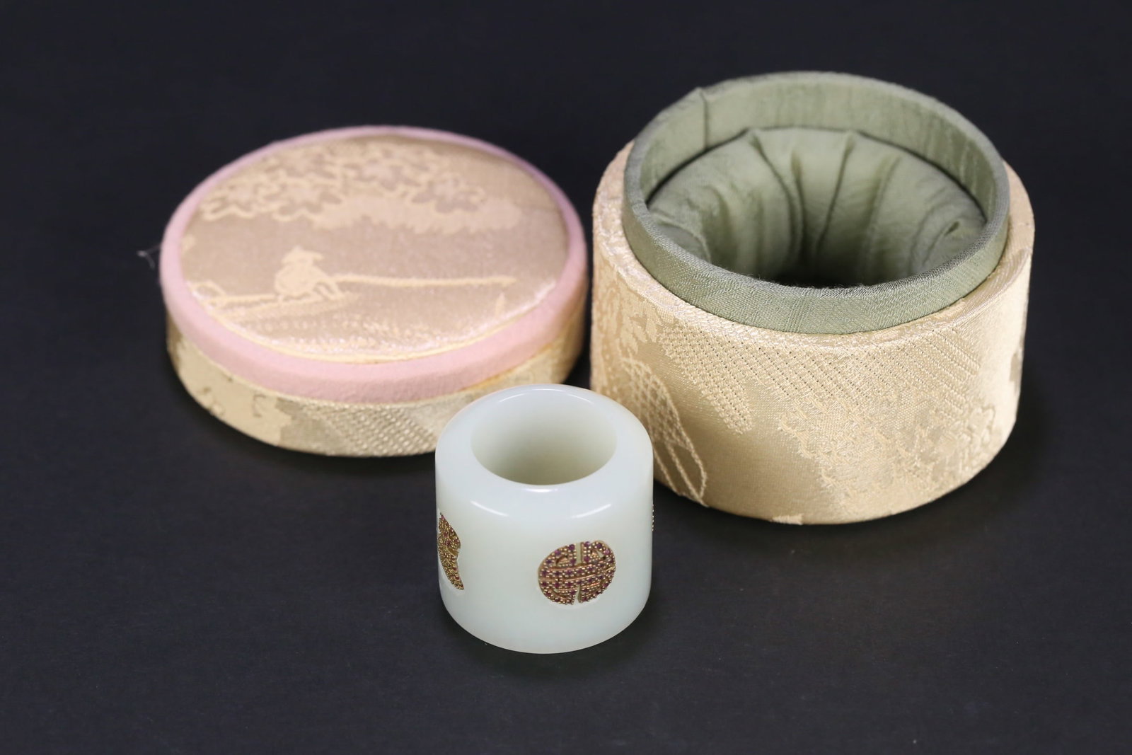 HETIAN JADE THUMB RING INLAID WITH SILVER AND GILT LONGEVITY PATTERN: Inner diameter 2.2 cm, height 3 cm, weight 40.5 g