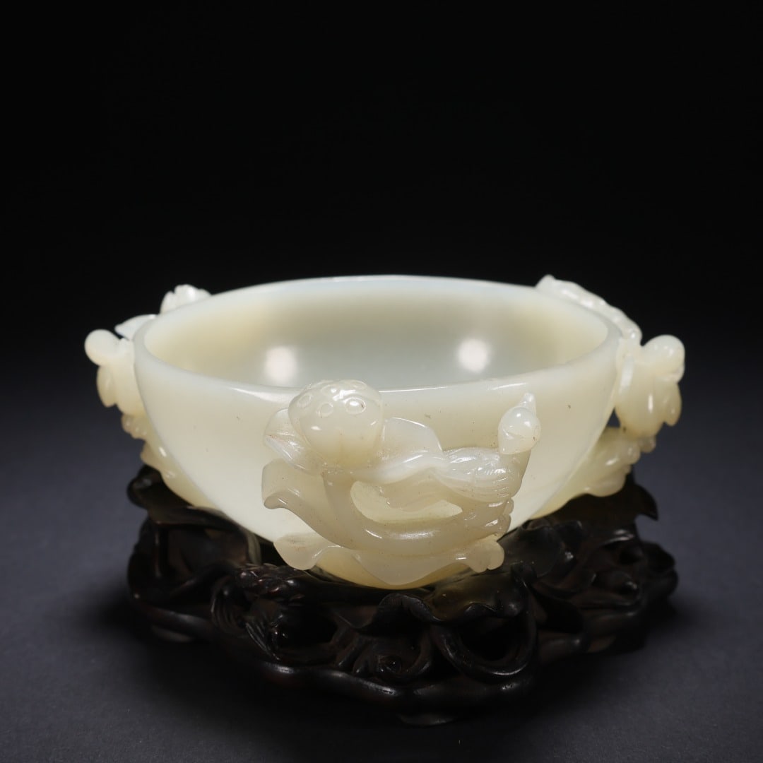 HETIAN JADE BRUSH WASHER: Length 10.2 cm. Width 9.8 cm. Height 4 cm. Weight 155 g. Height 5.9 cm.