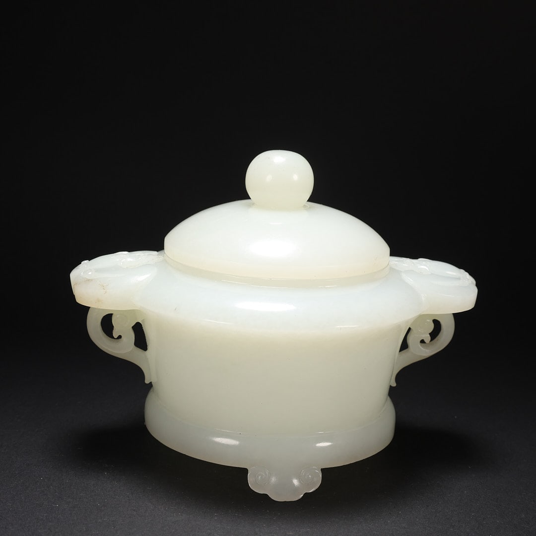 HETIAN JADE DOUBLE-BAT-EAR COVERED INCENSE BURNER: Ear spacing: 11.6 cm. Width: 8.8 cm. Height: 8.5 cm. Weight: 277 grams.
