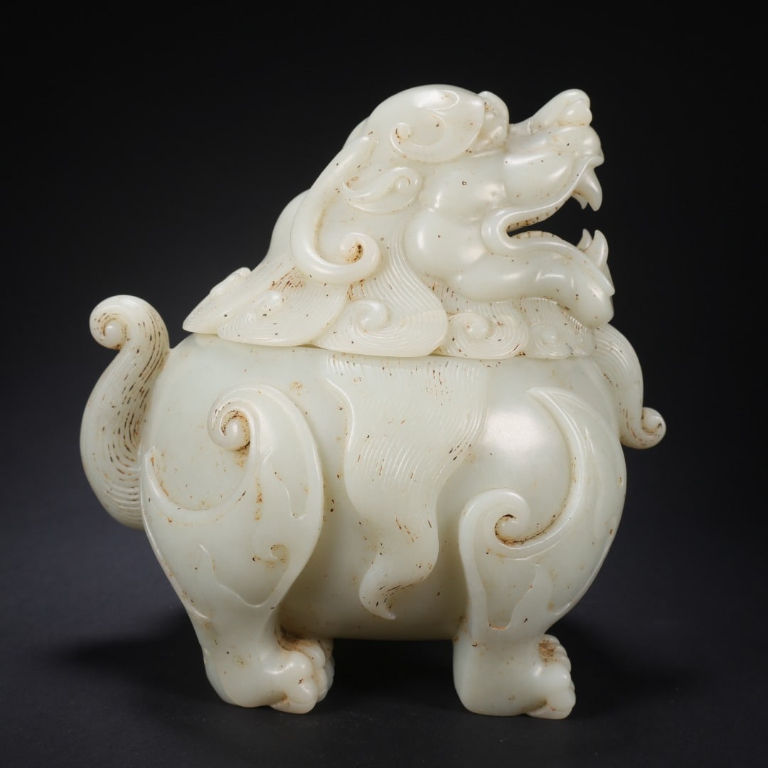 HETIAN JADE LION-SHAPED VASE: 15 cm long, 12 cm wide, 14.6 cm high, and weighs 1047 grams.