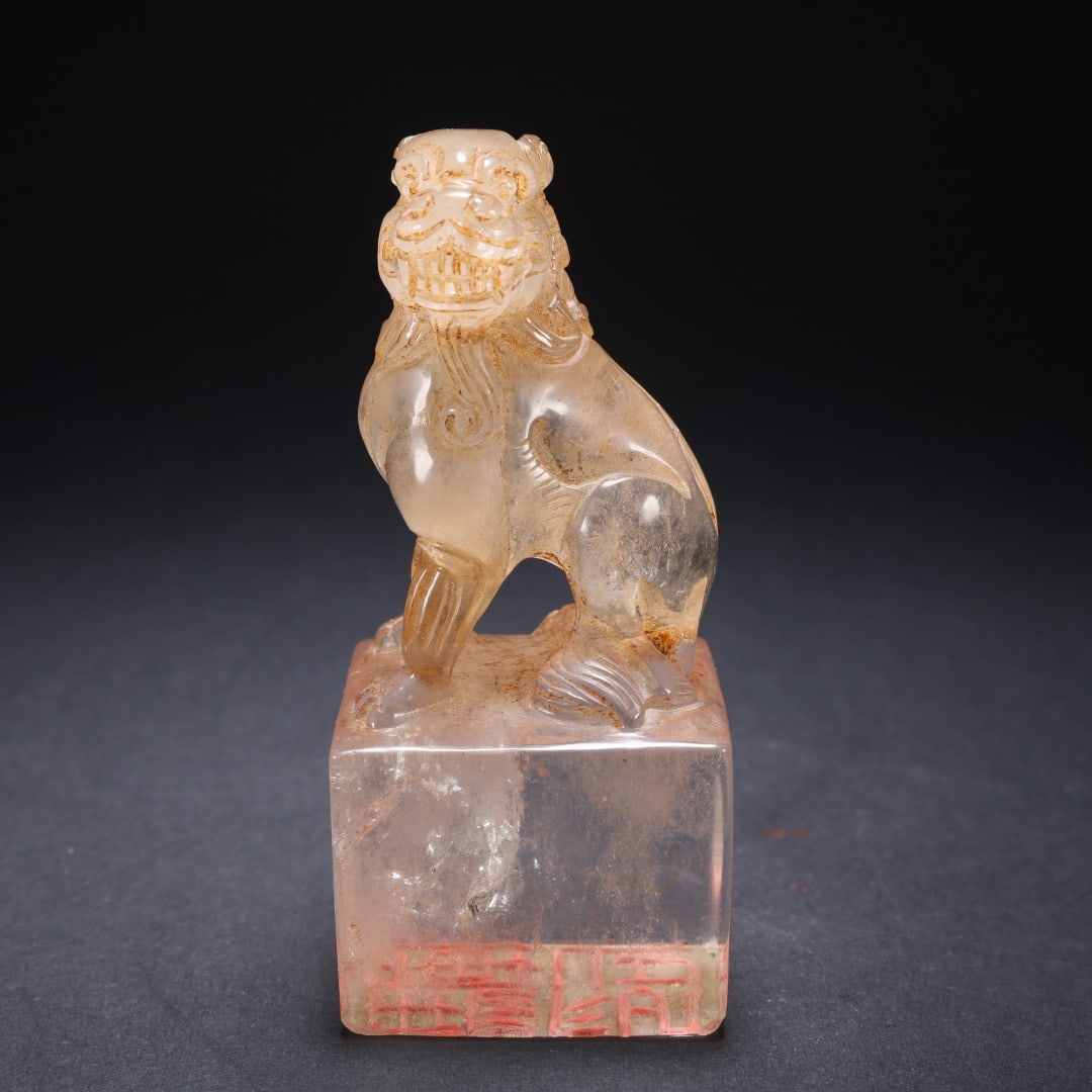 CRYSTAL LION-KNOB SEAL: Length 4.4 cm. Width 4 cm. Height 9.7 cm. Weight 232 grams.