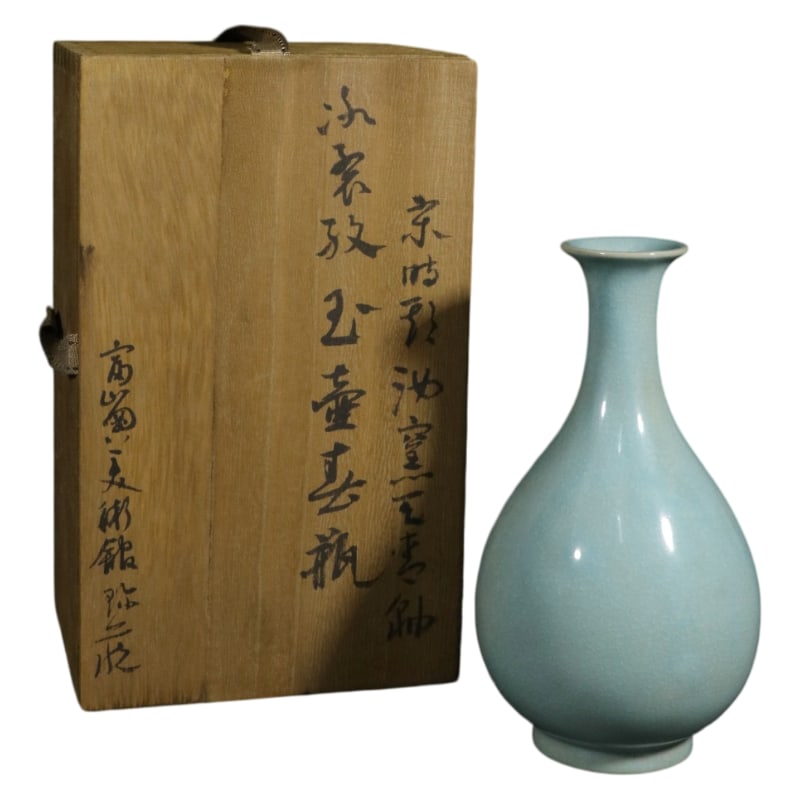 CELADON-GLAZED RU WARE YUHUCHUN VASE: Height 18.8 cm