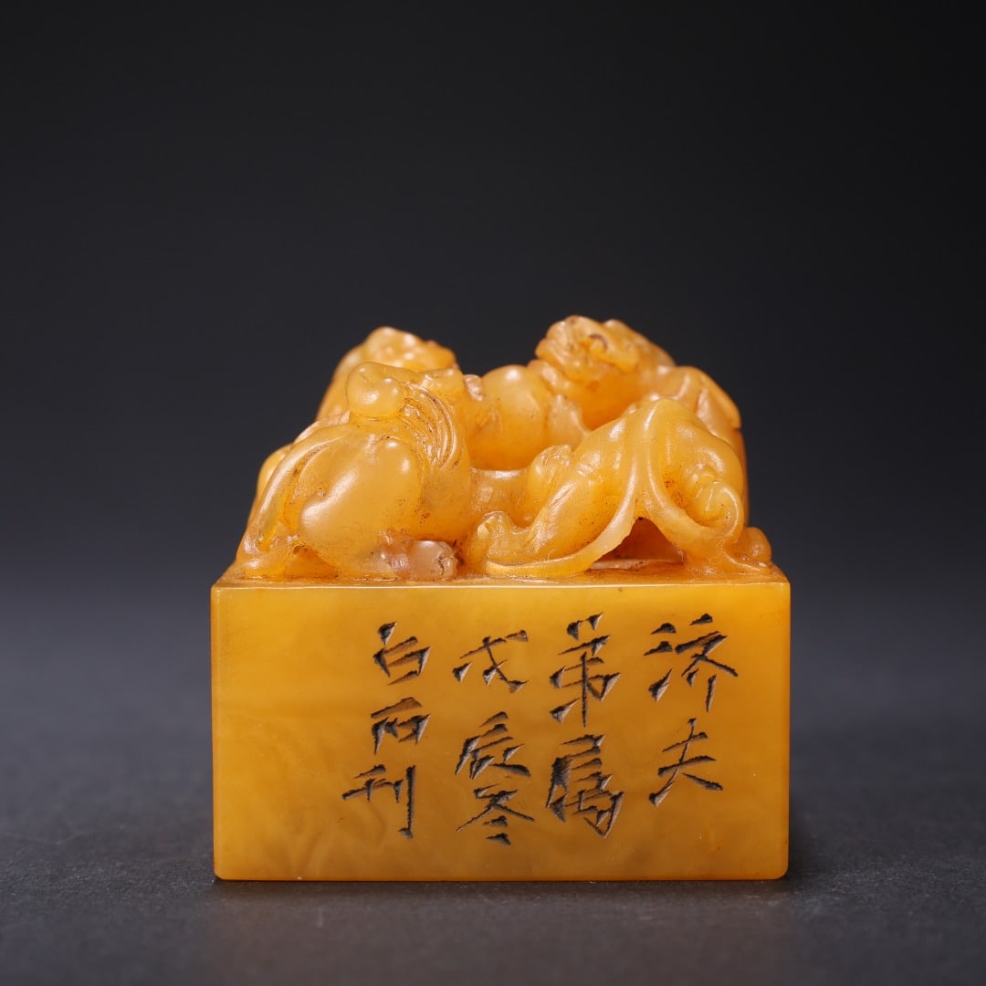 TIANHUANG STONE THREE-DRAGON SEAL: It measures 4.4 cm in length, 4.3 cm in width, and 4.1 cm in height, and weighs 128 grams.