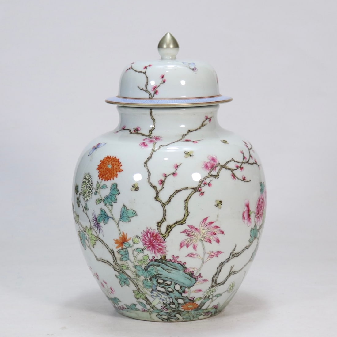 DAOGUANG PERIOD FAMILLE ROSE FLORAL PATTERN CHAIN-LID JAR: Height 29.5 cm, mouth 10.5 cm