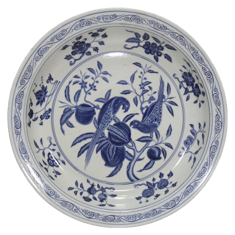 LARGE BLUE AND WHITE PORCELAIN PLATE WITH FLORAL DESIGN FROM THE YONGLE PERIOD OF THE MING DYNASTY: Height 7.5 cm, mouth 40.5 cm
