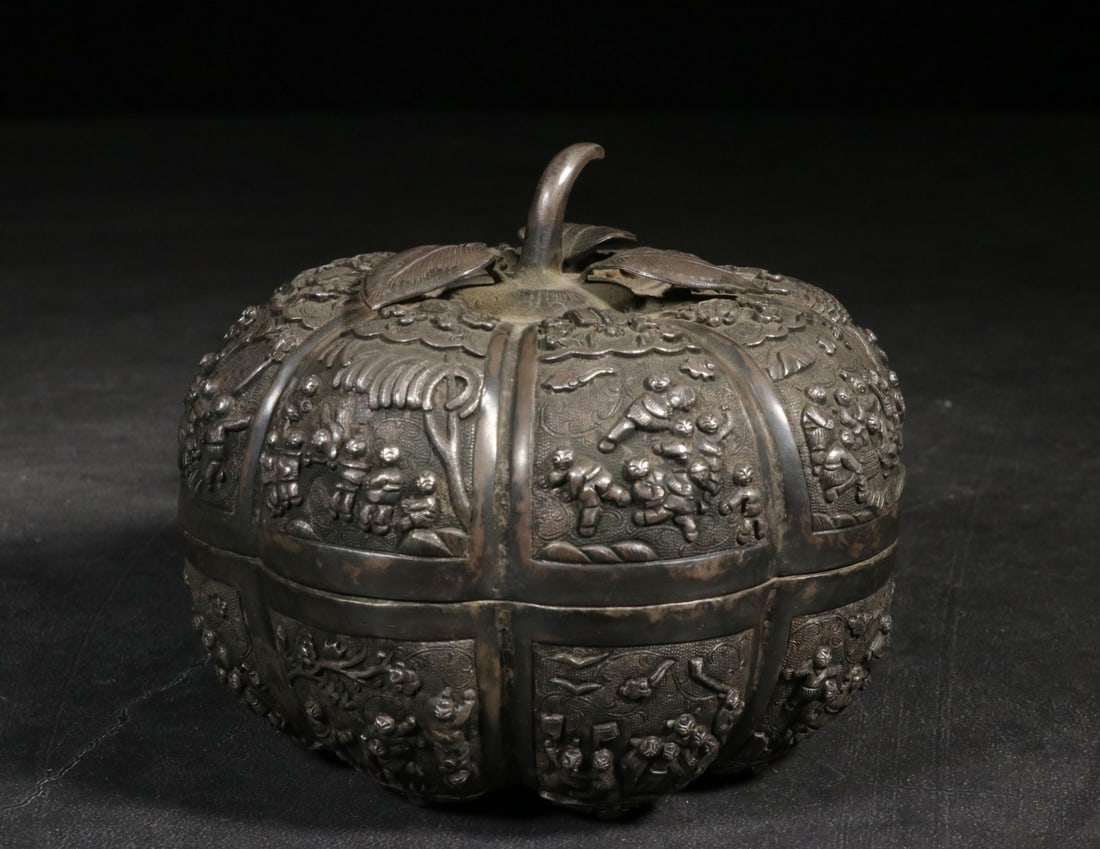 SILVER JEWELRY BOX WITH ENGRAVED HUNDRED-CHILD PATTERN: It is 10 cm high, 12.7 cm in diameter, and weighs 354.6 grams.