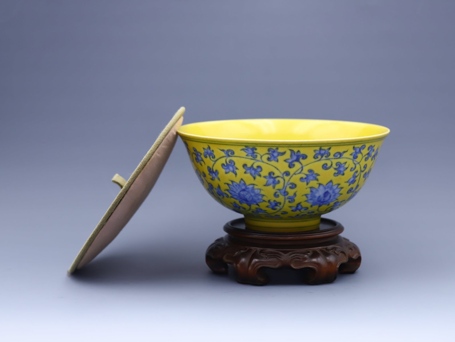 MING DYNASTY YELLOW GROUND BLUE AND WHITE LOTUS PATTERN BOWL: Height 7.5 cm X Mouth Diameter 15.5 cm
