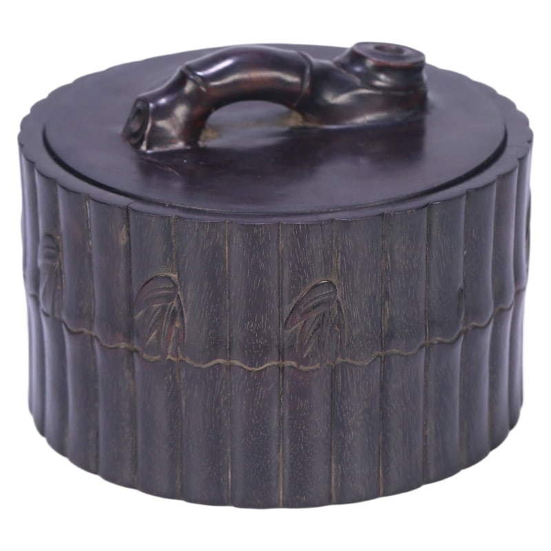 ROSEWOOD BAMBOO-PATTERNED COVERED BOX: Dimensions: 16.5 x 12.5 cm. Weight: 980.8 g.
