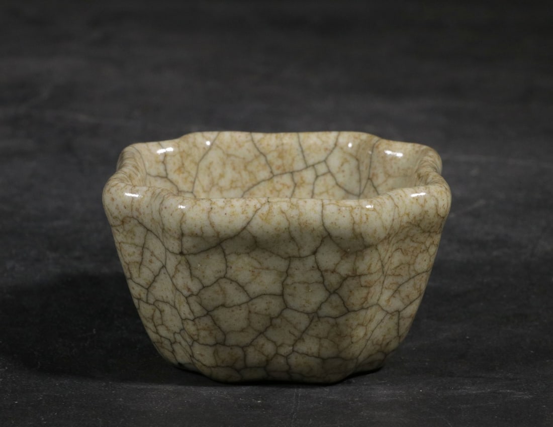 YELLOW-GLAZED GE WARE WASHER WITH GOLD WIRE AND IRON WIRE CRACKLE PATTERN AND ROUNDED CORNERS: Height 4.7 cm, mouth diameter 7.8 cm