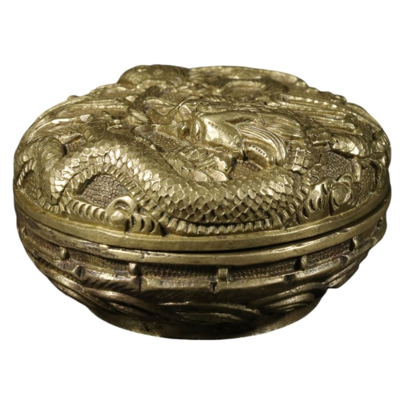 LATE QING DYNASTY GILT BRONZE POWDER BOX WITH FISH AND DRAGON DESIGN: It measures 4.1 cm in height, 6.7 cm in diameter, 4.3 cm in base diameter, and weighs 298.7 grams.