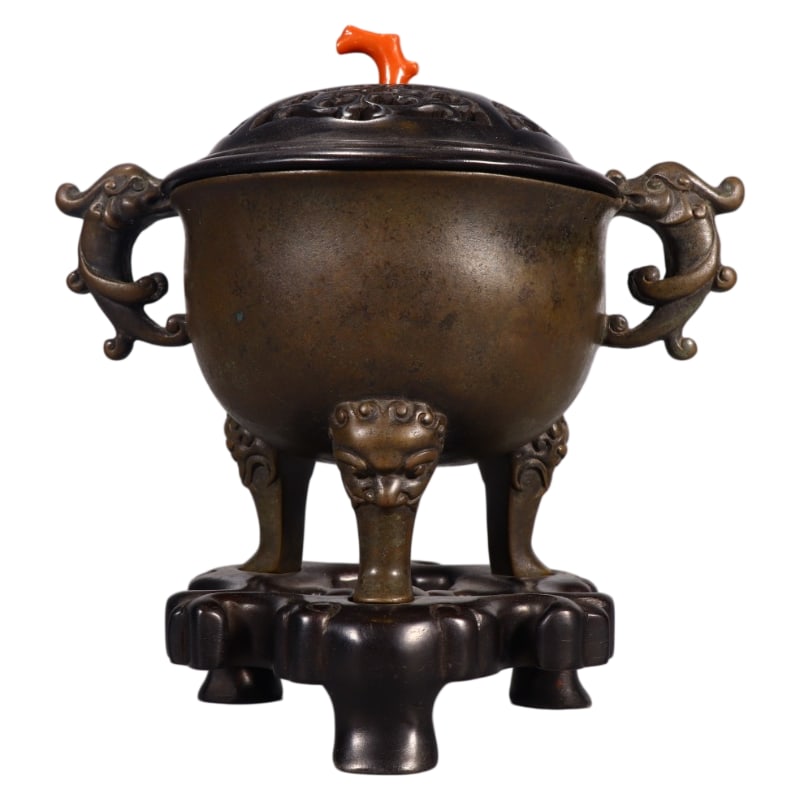 QING DYNASTY, BRONZE TRIPOD CENSER WITH TWO HANDLES: Specifications: Length 18.3cm, Width 12cm, Height 15cm, Weight 1223g