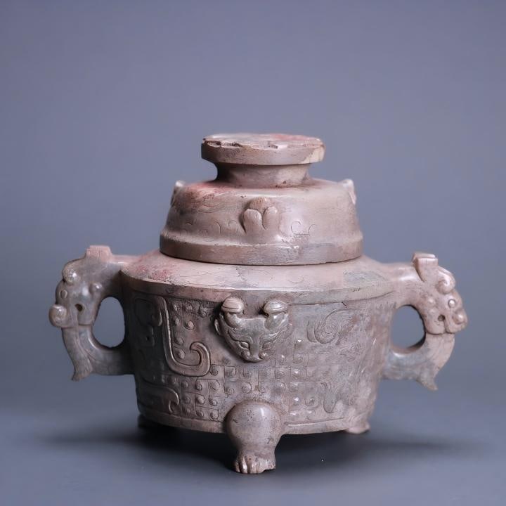 ANCIENT JADE GRAIN PATTERN DOUBLE-EARED COVERED CENSER: Dimensions: Ear spacing 12cm, mouth diameter 5cm, height 13.3cm, weight 401g