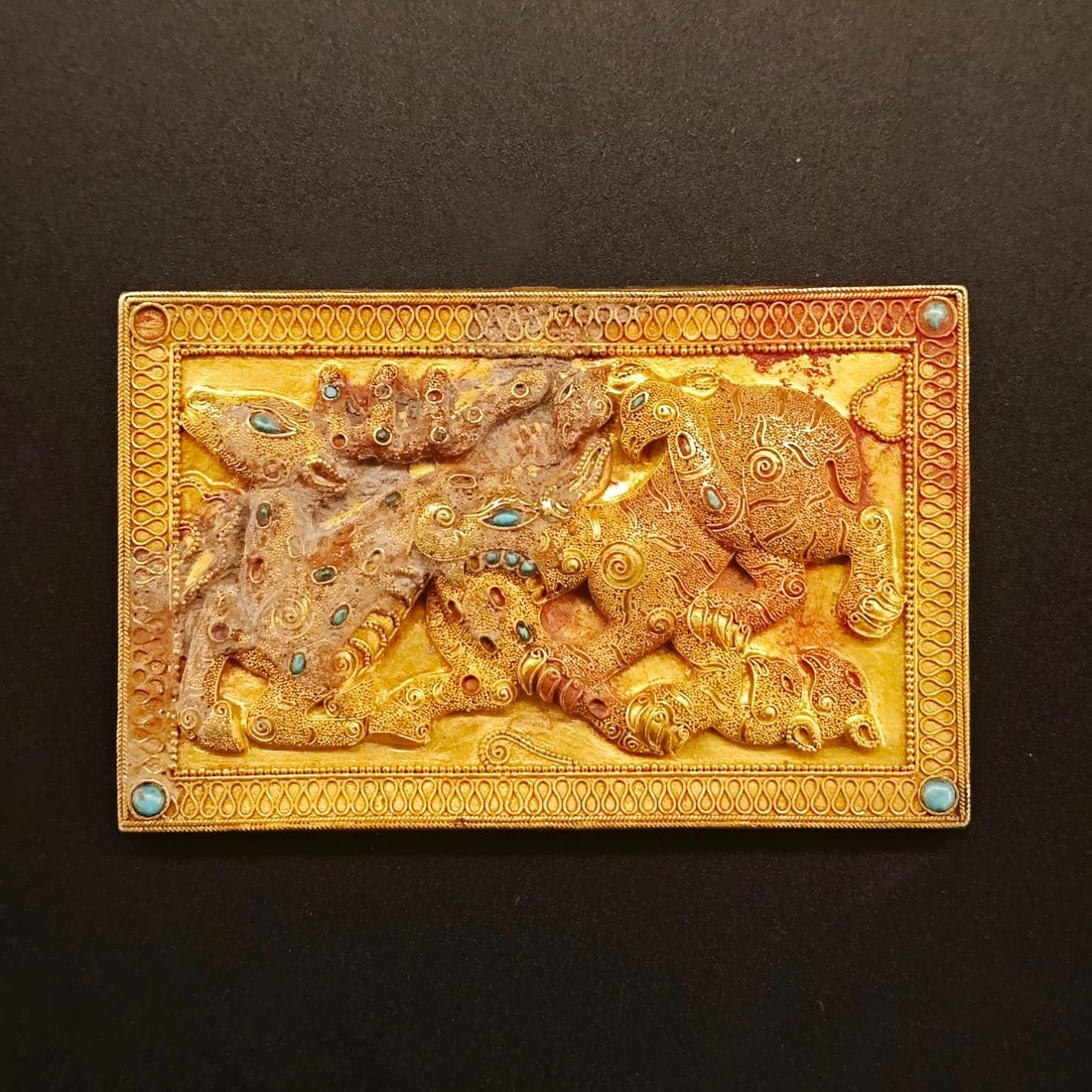 WARRING STATES PERIOD PURE GOLD BEADED AUSPICIOUS BEAST WITH PLATE: Length 10cm, Width 6cm, Weight 78.9cm