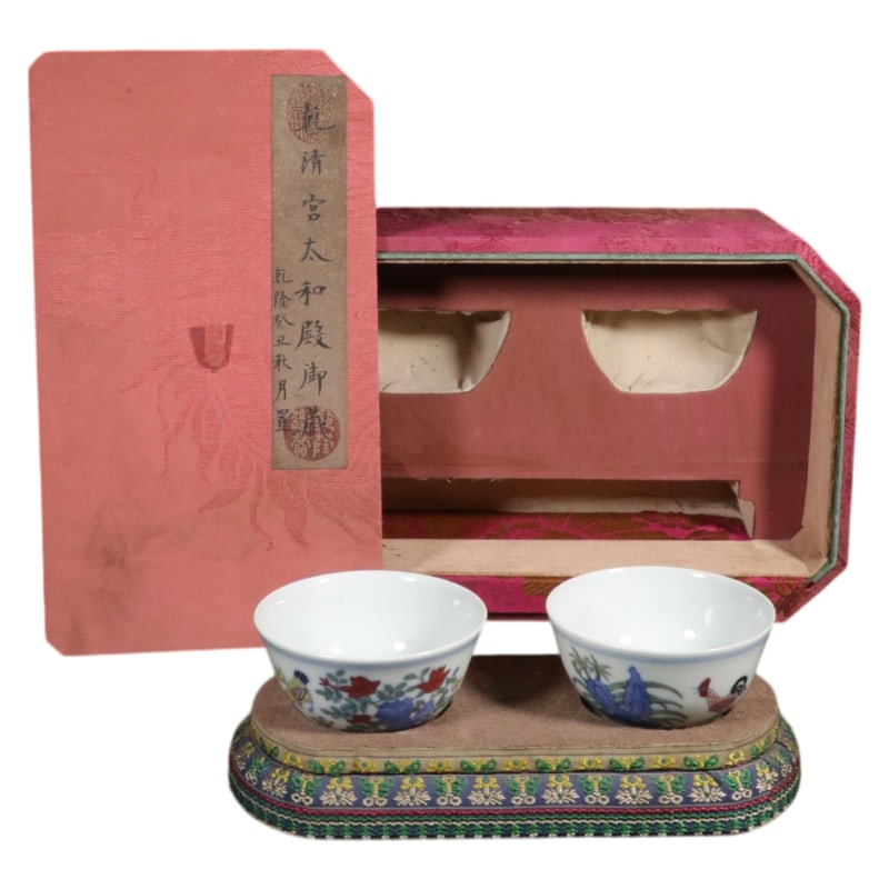 A PAIR OF CHENGHUA-ERA DOUCAI CUPS (1 of 9)