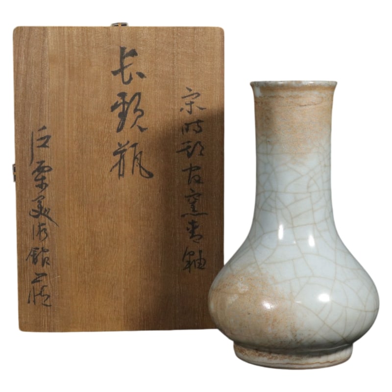CELADON LONG-NECKED BOTTLE: Height 20.4 cm