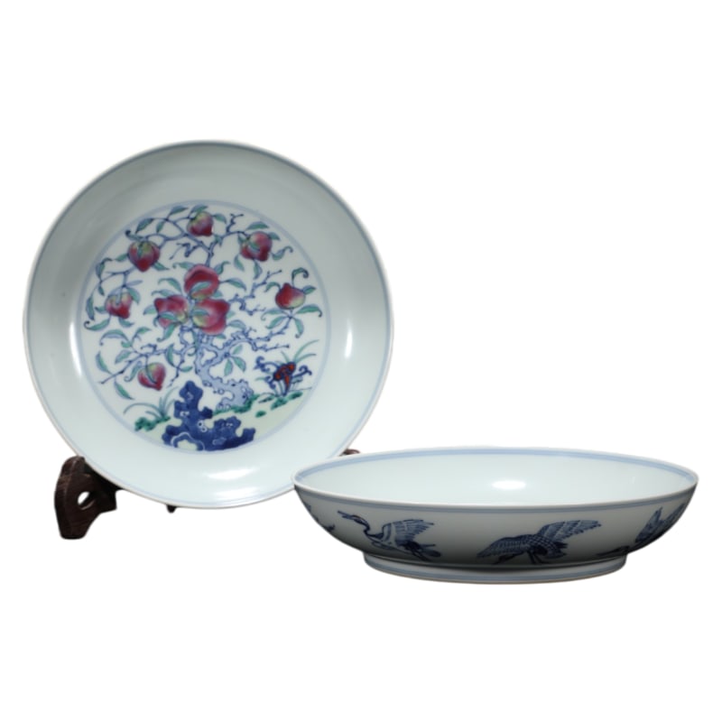 A PAIR OF QING DYNASTY YONGZHENG DOUCAI NINE PEACH IMMORTAL PLATES: Specifications: 4X18.5cm