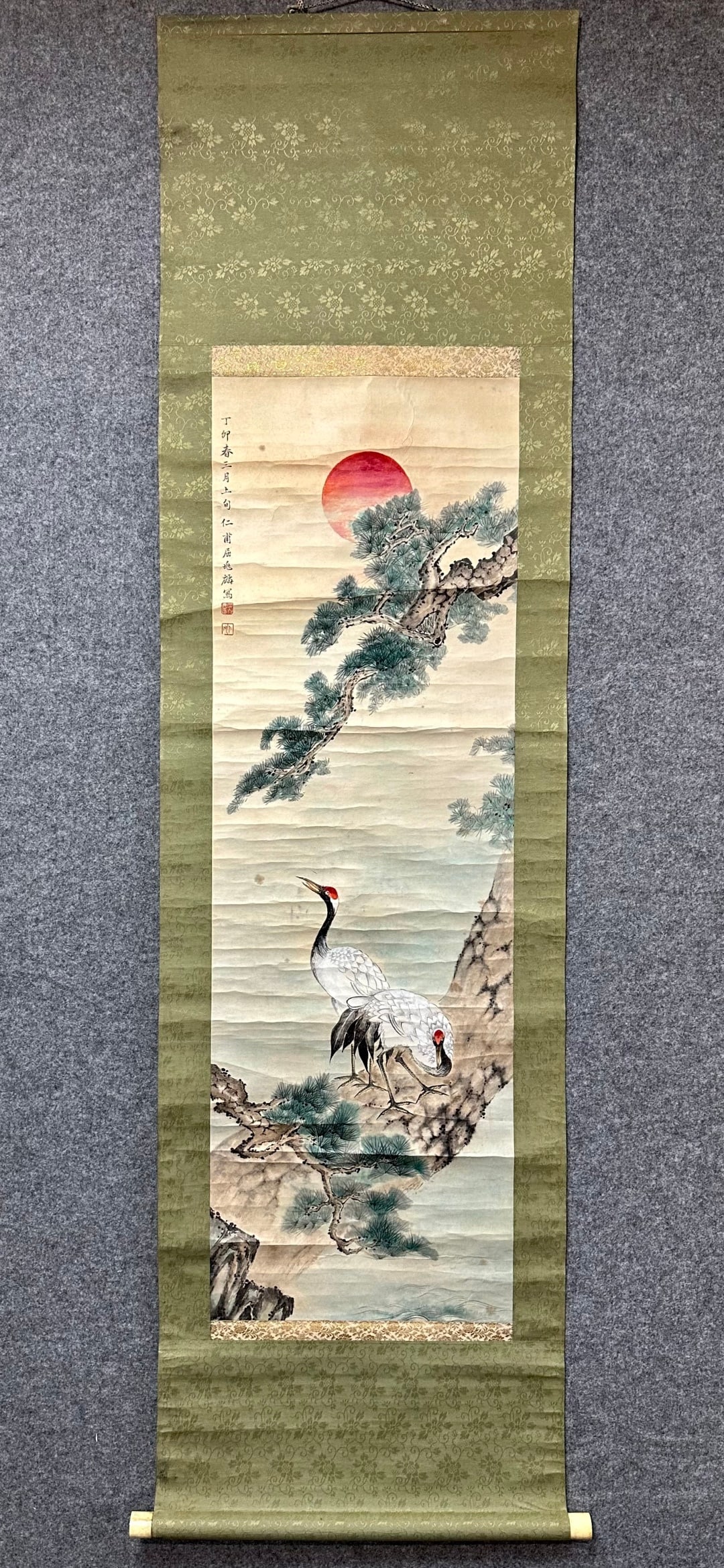 QU ZHAOLIN (PINE AND CRANE PAINTING): The painting size is 102×33cm.