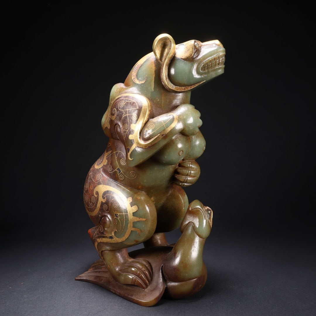 JADE-INLAID GOLD BEAR AND PHOENIX AUSPICIOUS BEAST ORNAMENT: It measures 11.5 cm in length, 18.2 cm in width, and 20.5 cm in height, and weighs 2528 grams.