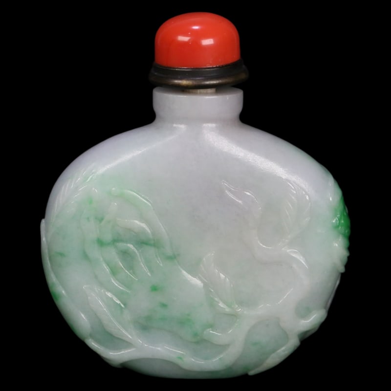 AN ANTIQUE JADEITE SNUFF BOTTLE FROM THE QING DYNASTY WITH THREE AUSPICIOUS SYMBOLS (1 of 9)