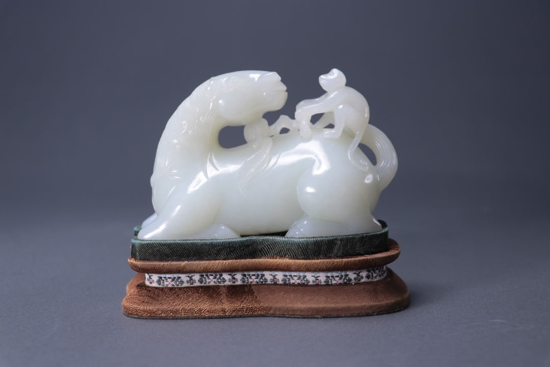 WHITE JADE HORSE ORNAMENT: Dimensions: Length 11cm, Width 4.5cm, Height 7cm, Weight 346g