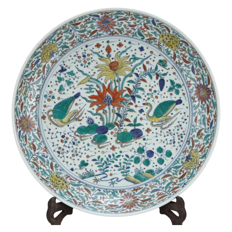 DOUCAI LOTUS POND AND MANDARIN DUCK PATTERN LARGE PLATE: Height: 8.2 cm. Diameter: 45.5 cm.