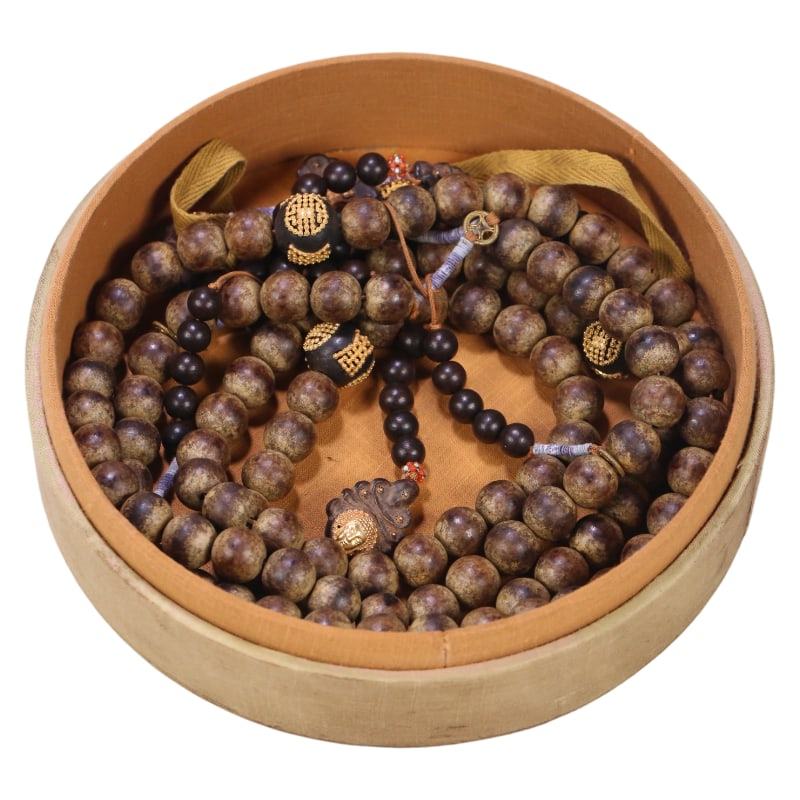 A STRING OF OLD AGARWOOD PRAYER BEADS FROM THE QING DYNASTY: Dimensions: 1.5cm. Weight: 220g.