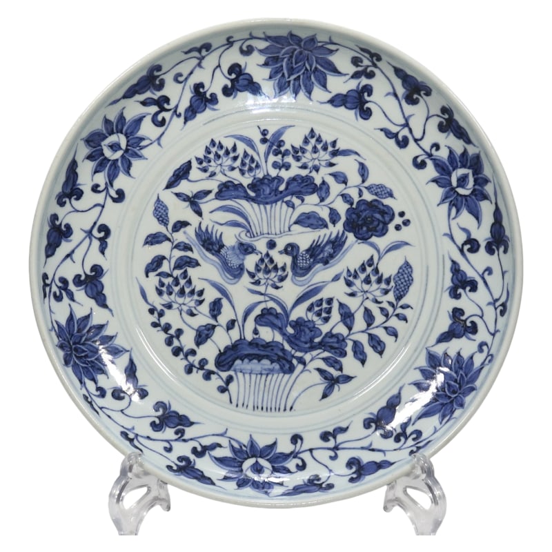 YUAN BLUE AND WHITE PORCELAIN PLATE WITH INTERTWINED FLORAL PATTERNS: It is 6 cm high and has a mouth diameter of 30.5 cm.