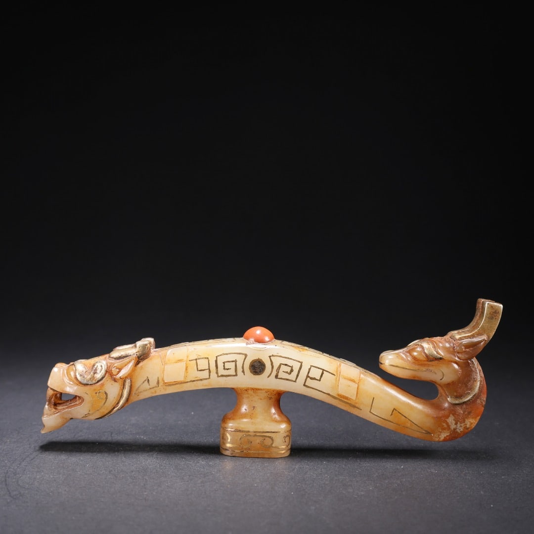 JADE-INLAID GOLD-SET GEMSTONE DRAGON HOOK: It measures 14 cm in length, 1.5 cm in width, and 4.8 cm in height, and weighs 112 grams.