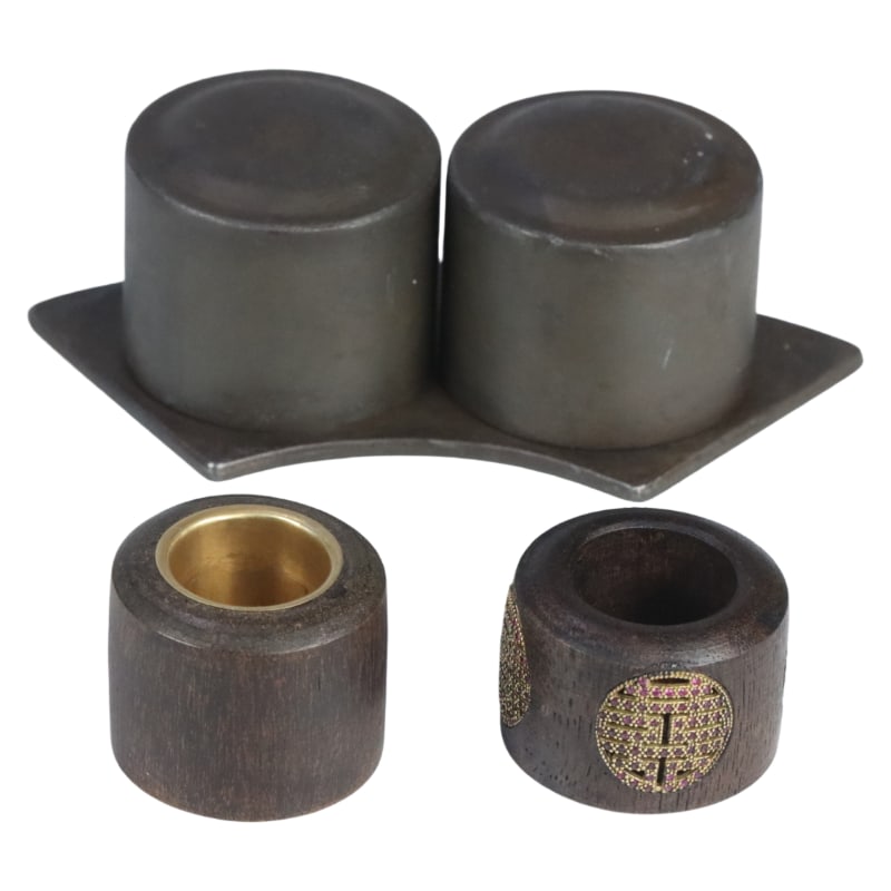 A SET OF QING DYNASTY AGARWOOD THUMB RINGS: Specifications: 2.74X3.9X2.19cm, 3.03X3.81X2.17cm, Weight: 52g
