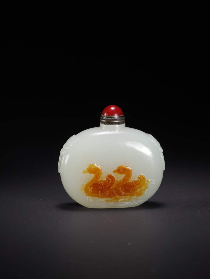 HETIAN JADE SNUFF BOTTLE: Dimensions: 4.8 × 5.2 × 2.0 cm, Weight: 54.2 g